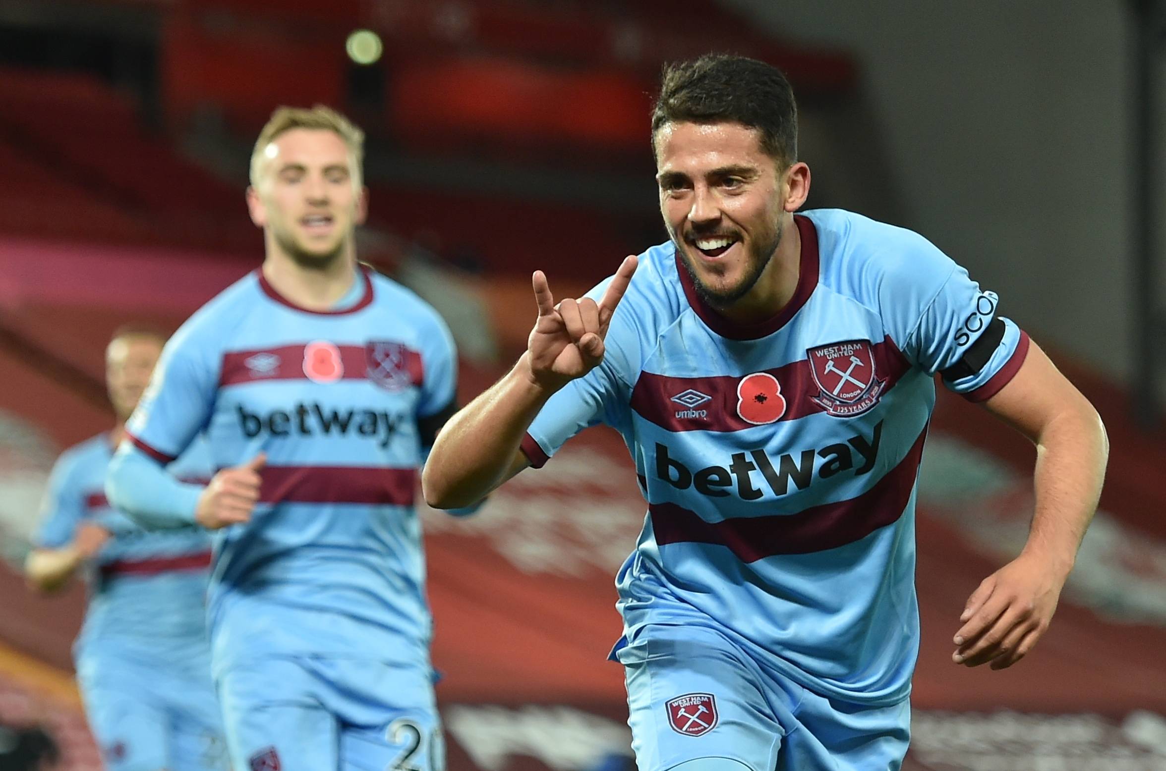 球迷翘首以 球迷翘首以